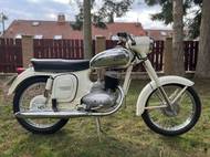 Stroj je dle dražitelů maximálně původní, pouze šetrně rozebrán, důkladně vyčištěn, s vyměněnými výfuky a ráfky za díly české výroby.