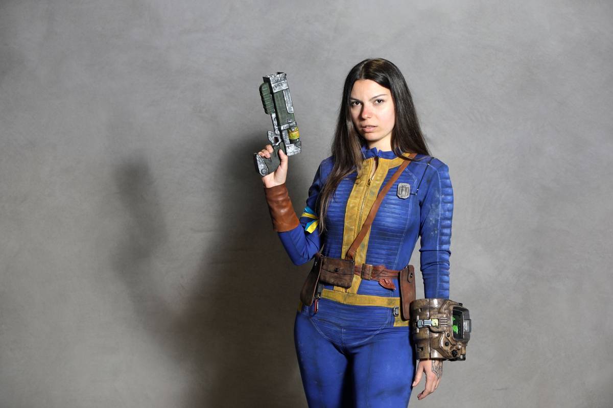 Tisíce příznivců popkultury v pátek dorazily na první den čtvrtého ročníku Comic-Conu v pražské hale O2 universum.