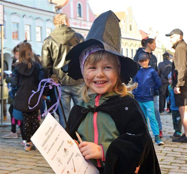 Akce, která byla netradiční a v prvopočátku vzbuzovala i rozpaky, se vydařila. Pálení čarodějnic na Masarykově náměstí Pelhřimáky lákalo. Dorazilo jich ke dvěma tisícovkám, což v úvodu akce ocenil i místostarosta města Karel Kratochvíl. „Sešli jsme se na netradičním místě. Vím, že v minulých letech bylo zvykem pálit čarodějnice u Stráže. Proto jsme měli trochu obavy, zda bude hezké počasí a jestli přijdou lidi. Vyšlo obojí. Jsem rád, že je vás tu tolik,“ pronesl před šestou hodinou večerní směrem k plnícímu se náměstí. Slavnost v centru města si užily hlavně děti. „Líbila se mi čarodějnická stezka,“ pověděla sedmiletá Lucie. Špekáček si stejně jako desítky dalších opekla na jednom z mobilních ohnišť.