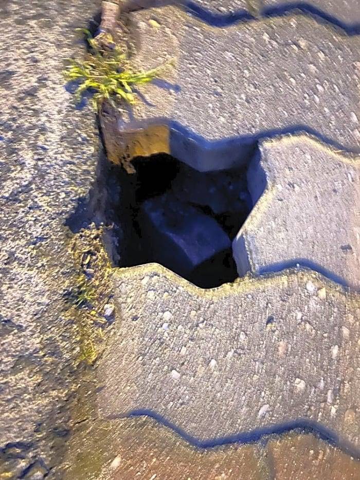 Podnět jsme přijali k řešení. DŮLEŽITÉ UPOZORNĚNÍ: Od 1. ledna je HLÁŠENÍ ZÁVAD nově prostřednictví mobilní aplikace města KOLÍN V MOBILU. Více informací naleznete zde: https://www.mukolin.cz/hlaseni-zavad/d-17906. Pro hlášení závad již NEPOUŽÍVEJTE aplikaci společnosti Munipolis. Děkujeme za pochopení.