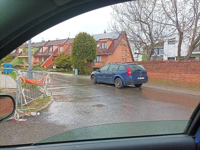 Dobrý den, děkujeme za Váš podnět, ale tento bohužel nespadá do problematiky řešení správce komunikace. Překážkou na silnici se v tomto případě myslí např. spadený náklad, strom či složená hromada dřeva nebo jiného materiálu, která zasahuje do vozovky či brání výhledu, apod. 
Pokud chcete hlásit dopravní přestupek vozidla (i když si jej vyhodnotíte jako překážku na silnici), tak musíte aktuálně volat na linku městské policie: 581 268 417 nebo linku Policie ČR: 158.