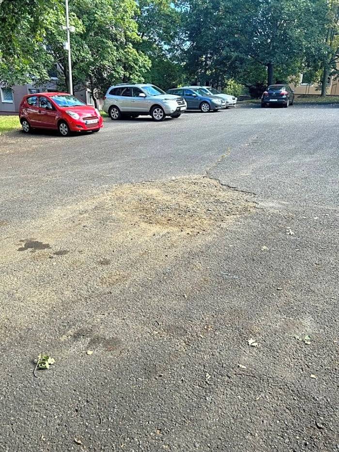 Dobrý den,
Po výkopových pracích byl povrch komunikace  opraven. 
Děkujeme za podnět. S pozdravem Marešová