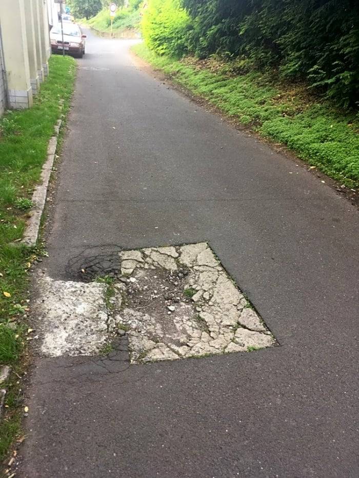 Dobrý den pane Hladas, 
Poškozený povrh cyklostezky byl opraven. 
Děkujeme za podnět. S pozdravem Marešová