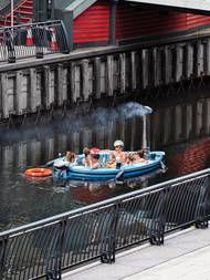 A krása vánočně ozdobených stromů ve Vídni. "Docela připomínají zlatavé obrazy tamního rodáka Gustava Klimta."
