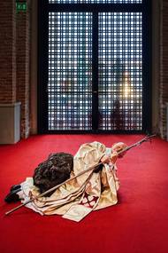 A krása vánočně ozdobených stromů ve Vídni. "Docela připomínají zlatavé obrazy tamního rodáka Gustava Klimta."