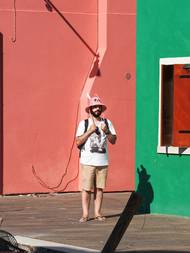 A krása vánočně ozdobených stromů ve Vídni. "Docela připomínají zlatavé obrazy tamního rodáka Gustava Klimta."