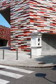 A krása vánočně ozdobených stromů ve Vídni. "Docela připomínají zlatavé obrazy tamního rodáka Gustava Klimta."