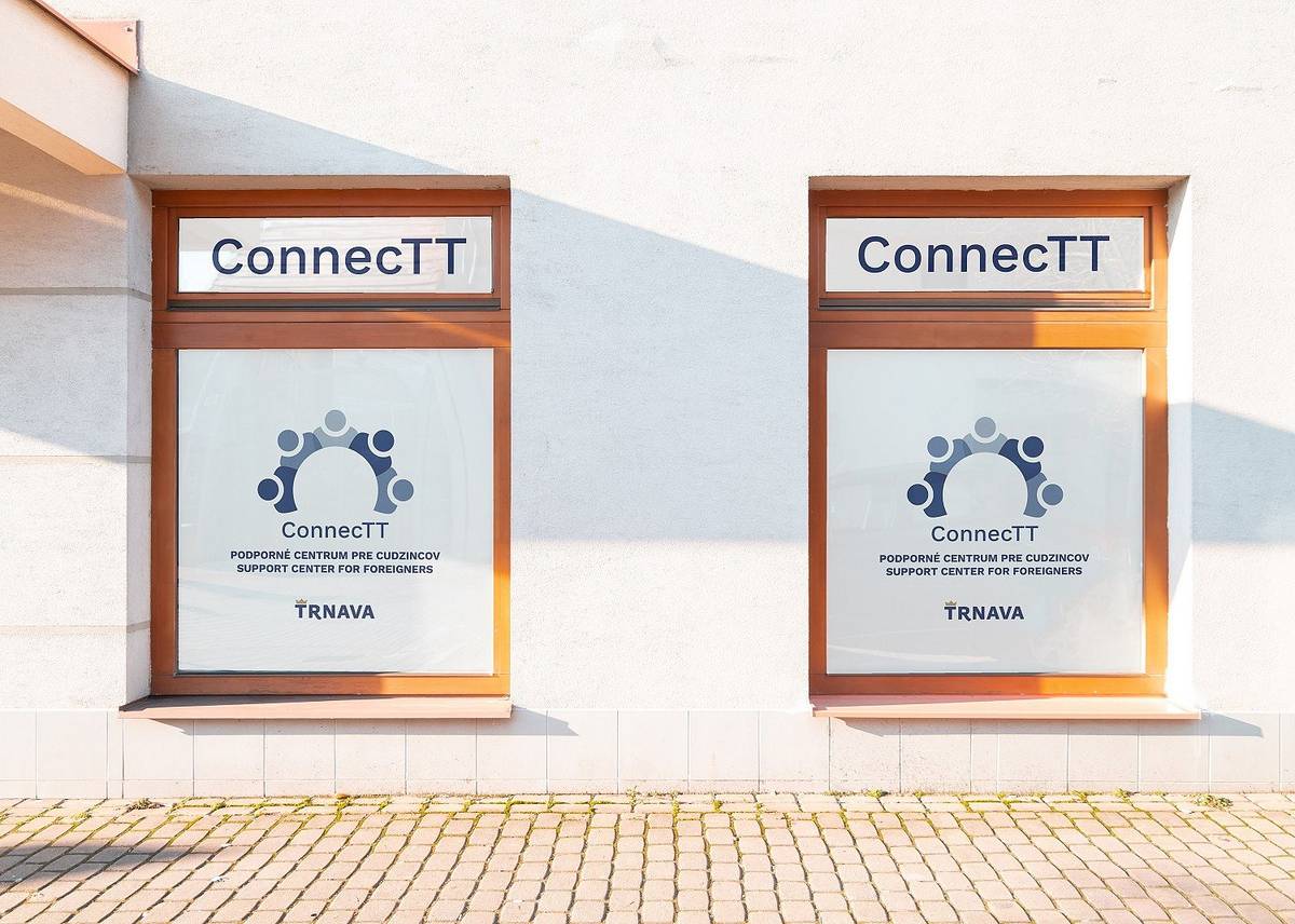 Mesto Trnava otvorilo v decembri minulého roka centrum ConnecTT na Františkánskej 3, ktoré je určené pre cudzincov žijúcich v našom meste. Trnavská samospráva chce prostredníctvom neho posilniť inkluzívne a multikultúrne spoločenstvo a pomáhať lepšej integrácii ľudí z iných krajín.
Cudzinci často zápasia s jazykovou bariérou, novým prostredím či miestnymi špecifikami. V centre ConnecTT budú mať prístup k odbornej pomoci, poradenstvu a vzdelávaniu, aby sa úspešne integrovali do trnavskej komunity a stali sa tak plnohodnotnými členmi spoločnosti.
 ConnecTT funguje na Františkánskej ulici 3 tri dni v týždni. Môžete ho kontaktovať telefonicky na číslach +421 918 583 613 a +421 918 631 555 alebo e-mailom na adrese connectt@trnava.sk.
Centrum poskytuje rôzne formy podpory pre cudzincov žijúcich v Trnave od jazykových a rekvalifikačných kurzov cez právne, sociálne či psychologické poradenstvo až po pomoc s adaptáciou v školskom alebo pracovnom prostredí. Plánuje tiež organizovať rôzne podujatia a workshopy, kde budú mať cudzinci aj miestni obyvatelia príležitosť zdieľať svoju kultúru, tradície a skúsenosti.
 Časy poskytovania služieb
pondelok: 08.00 – 15.00 h
streda: 08.00 – 16.00 h
štvrtok: 08.00 – 15.00 h
obedová prestávka: 11.30 – 12.30 h