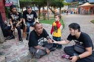Koncertu se zúčastní i děti pankáčů. Vyrůstá nová generace a punk v Indonésii zřejmě jen tak nezemře.
