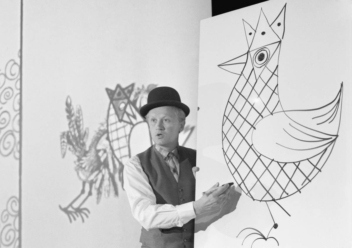 Vystudoval práva, nejvíc se cítil být výtvarníkem, avšak proslul hudbou a divadlem. Jiří Šlitr, od jehož narození tento čtvrtek uplyne 100 let, složil písně Krajina posedlá tmou, Klokočí, Malé kotě či Včera neděle byla. Po boku Jiřího Suchého založil Divadlo Semafor, jedno z center pražské kultury 60. let minulého století. Zemřel předčasně v roce 1969, bylo mu 45 let. Nově ho připomíná kniha.