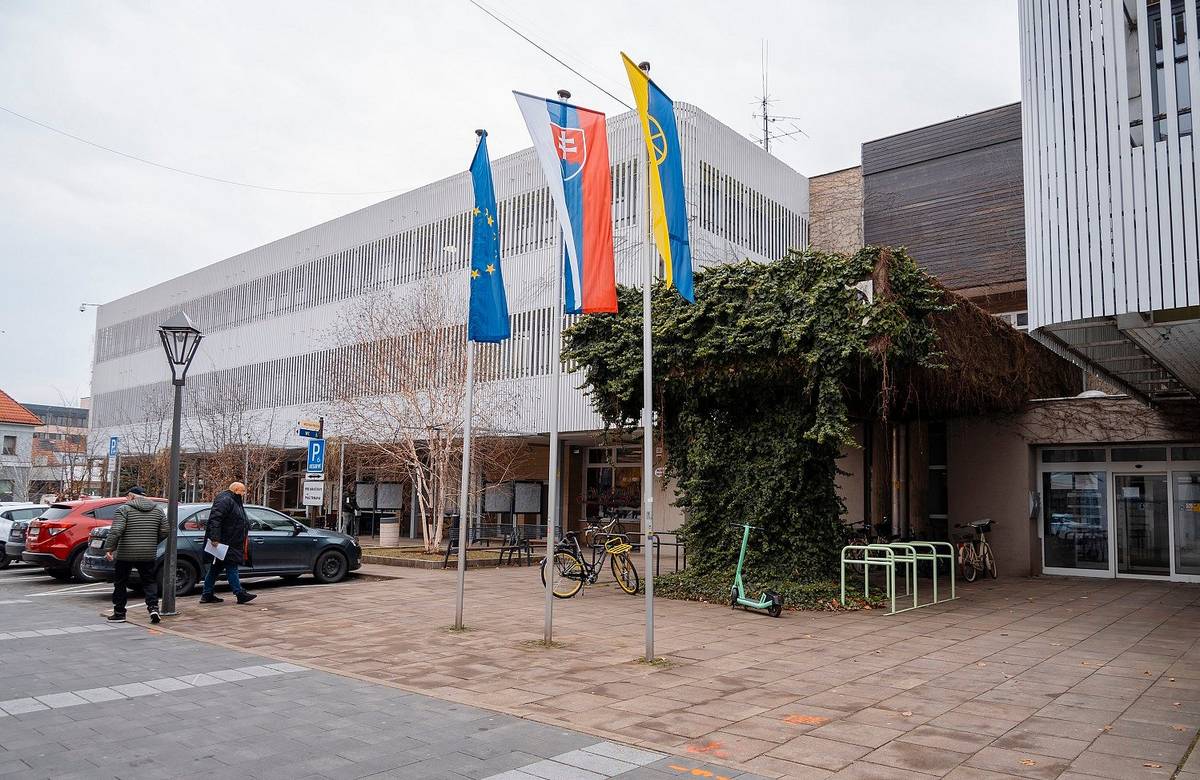 Mestský úrad v Trnave od 1. februára 2024 zavádza jednotné úradné hodiny. Všetky pracoviská klientskeho centra na prízemí úradu vrátane podateľne a pokladne budú verejnosti k dispozícii päť dní v týždni. Novinkou sú zjednotené úradné hodiny v pondelok, v stredu a v piatok, ktoré budú mať po novom aj odbory mestského úradu a tiež matrika a ohlasovňa pobytov. Zavádzajú sa zároveň aj dva spoločné nestránkové dni v utorok a vo štvrtok, počas ktorých budú môcť pracovníci úradu efektívnejšie spracovávať a vybavovať požiadavky občanov.

Verejnosť, tak ako doteraz, vybaví počas celého týždňa väčšinu požiadaviek v klientskom centre. Jeho pracovníci poskytujú informácie a poradenstvo naprieč agendou celého úradu. Klienti tu môžu podávať tiež žiadosti i podnety. V prípade potreby je vždy možné navštíviť priamo zodpovedných pracovníkov úradu na jednotlivých odboroch. Naďalej si klienti môžu dohodnúť osobné stretnutia s odbornými referentmi či vedúcimi odborov telefonicky alebo e-mailom aj počas nestránkových dní. Všetky potrebné kontakty nájdete na našej webstránke trnava.sk v sekcii Kontakty.

Prednostka MsÚ Katarína Koncošová vysvetľuje, prečo sú nestránkové dni dôležité na zabezpečenie hladkého chodu vybavovania úradných záležitostí: „Zavedením dvoch nestránkových dní chceme zlepšiť služby pre našich občanov tým, že naši odborní pracovníci budú mať priestor na sústredenie a nerušenú prácu. Tá je dôležitá na poskytovanie rýchlejších a efektívnejších služby s dôrazom na spokojnosť každého klienta. Občanov totiž vybavujeme nielen osobne, ale spracovávame aj ich požiadavky, ktoré nám prichádzajú e-mailom, poštou, elektronicky či telefonicky.“

Radnica na Hlavnej ulici 1 bude mať od februára rovnaké úradné hodiny ako odbory mestského úradu na Trhovej 3, teda v pondelok, stredu a v piatok.

Úradné hodiny pracovísk Mestského úradu v Trnave od 1. februára 2024
KLIENTSKE CENTRUM, PODATEĽŇA, POKLADŇA
Pondelok: 8.00 – 16.30 h
Utorok: 8.00 – 16.30 h
Streda: 8.00 – 17.00 h
Štvrtok: 8.00 – 16.30 h
Piatok: 8.00 – 14.00 h

MATRIKA A OHLASOVŇA POBYTOV
Pondelok: 8.00 – 11.30 h, 12.30 – 16.30 h
Utorok: nestránkový deň
Streda: 8.00 – 11.30 h, 12.30 – 17.00 h
Štvrtok: nestránkový deň
Piatok: 8.00 – 11.30 h, 12.30 – 14.00 h

ODBORY MsÚ A RADNICA
Pondelok: 9.00 – 11.30 h, 12.30 – 15.00 h
Utorok: nestránkový deň
Streda: 9.00 – 11.30 h, 12.30 – 16.00 h
Štvrtok: nestránkový deň
Piatok: 9.00 – 11.30 h, 12.30 – 14.00 h