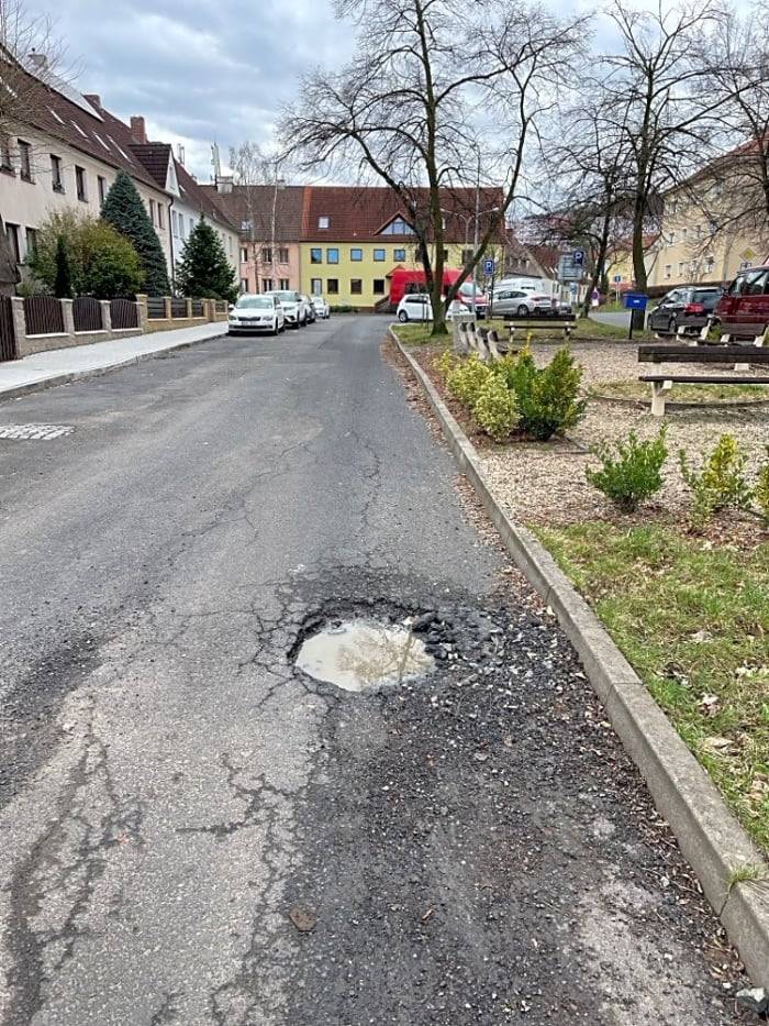 Dobrý den, byla provedena provizorní oprava výtluku.