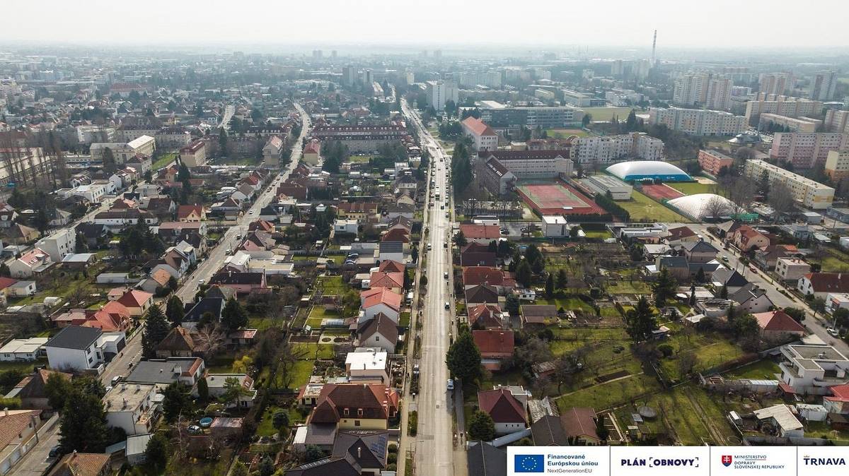 Nový bezpečný a od cesty oddelený cyklochodník vedúci od Parku Janka Kráľa pozdĺž ulice Jána Bottu a Štefana Moyzesa sa stane realitou. S jeho výstavbou mesto Trnava začína už v piatok 1. marca 2024, kedy bude stavenisko oficiálne odovzdané zhotoviteľovi.
Táto rozsiahla investičná akcia je jednou z kľúčových častí vznikajúcej nosnej siete cyklistických komunikácií v meste, vďaka ktorej bude v spomínaných lokalitách vytvorený bezpečný koridor spájajúci železničnú a autobusovú stanicu, školy, internát, úrad práce i nákupnú zónu. Financovaný bude z prostriedkov mechanizmu v rámci cyklovýzvy z Plánu obnovy a odolnosti Slovenskej republiky.  
Na výstavbu cyklochodníka v priebehu tohto roka nadväzujú aj ďalšie investičné akcie. V tejto lokalite bude prebiehať aj rekonštrukcia vodovodného potrubia v réžii spoločnosti TAVOS. Na práce nadviaže prestavba križovatky pred Základnou školou na Jána Bottu 27 na malú okružnú križovatku.
Mesto obnoví tiež chodníky a povrch vozovky. Súčasťou investičných akcií je aj umiestnenie nového verejného osvetlenia a mobiliáru, sadové úpravy a vytvorenie polopodzemného kontajnerového stojiska. V závislosti na priestorových možnostiach bude pozdĺž ulíc J. Bottu a Š. Moyzesa vytvorený parkovací pruh s pozdĺžnym státím v celom riešenom úseku. 
Nový cyklochodník s plánovaným napojením na existujúcu cyklotrasu na Ružindolskej ulici bude dlhý 2 040 metrov. Šírka obojsmernej cyklistickej cestičky bude 2,5 metra, teda 1,25 metra pre oba smery. Bezpečnosť v miestach priechodov pre chodcov a cyklistov zvýšia aj stavebné spomaľovacie retardéry, ktoré pribudnú na križovatke J. Bottu na vjazde na parkovisko pred základnou školou a na križovatkách ulíc Š. Moyzesa/Koceľova, Š. Moyzesa/Sv. Cyrila a Metoda, Š. Moyzesa/Gavlovičova, Š. Moyzesa/Osvaldova a Š. Moyzesa/Slovenská.   
V súvislosti s realizáciou tejto stavby sú v danej lokalite plánované od 4. marca do 15. júla 2024 čiastočné aj úplné uzávery miestnych ciest, ktoré budú rozdelené do troch etáp. 
Termíny uzáver: 
04. marec - 15. júl 2024 - ulica Štefana Moyzesa (čiastočná uzávera) 
04. marec - 03. máj 2024 - ulice Koceľova a Sv. Cyrila a Metoda 
04. máj - 15. júl 2024 - ulice Gavlovičova, Osvaldova a Slovenská 

Od pondelka 4. marca začína na ulici Štefana Moyzesa uzávera polovice jazdného pruhu v smere od ulice Ružindolská po ulicu Terézie Vansovej. Ulice Koceľova, Sv. Cyrila a Metoda, Gavlovičova, Osvaldova a Slovenská budú postupne v etapách neprejazdné, slepé – v napojení na ulicu Štefana Moyzesa v dĺžke cca 15 metrov. 
Ulica Štefana Moyzesa bude prejazdná, ale doprava po nej bude zúžená, obchádzková trasa nie je potrebná. Pre ulice Koceľova, Sv. Cyrila a Metoda, Gavlovičova, Osvaldova a Slovenská bude obchádzka vedená dočasným dopravným značením cez ulice Terézie Vansovej, Poľná a Západná. 
V mieste budúcej okružnej križovatky J. Bottu so Študentskou ulicou sa cyklochodník napojí na existujúci cyklotrasu v smere do centra k Bernolákovej bráne. Trasa okrem toho napojí cyklistov dochádzajúcich z Ružindola, Zvončína a Suchej priamo na autobusovú a železničnú stanicu. Vďaka komplexnej prestavbe križovatky a vybudovaniu novej cyklotrasy v tejto lokalite sa upraví verejný a dopravný priestor, čím sa výrazne zvýši bezpečnosť pre všetkých zúčastnených. 
Výstavbu cyklochodníka a pripravovanú prestavbu križovatky pred Základnou školou na J. Bottu 27 na malú okružnú križovatku budú sprevádzať počas celej realizácie viaceré obmedzenia dopravy a obchádzkové trasy, ktoré budú riadené dočasným dopravným značením. Koridory pre peších budú zabezpečené v každom okamihu prác.  
Verejnosť bude o všetkých etapách prác, plánovaných uzáverách a dočasných dopravných obmedzeniach vopred informova