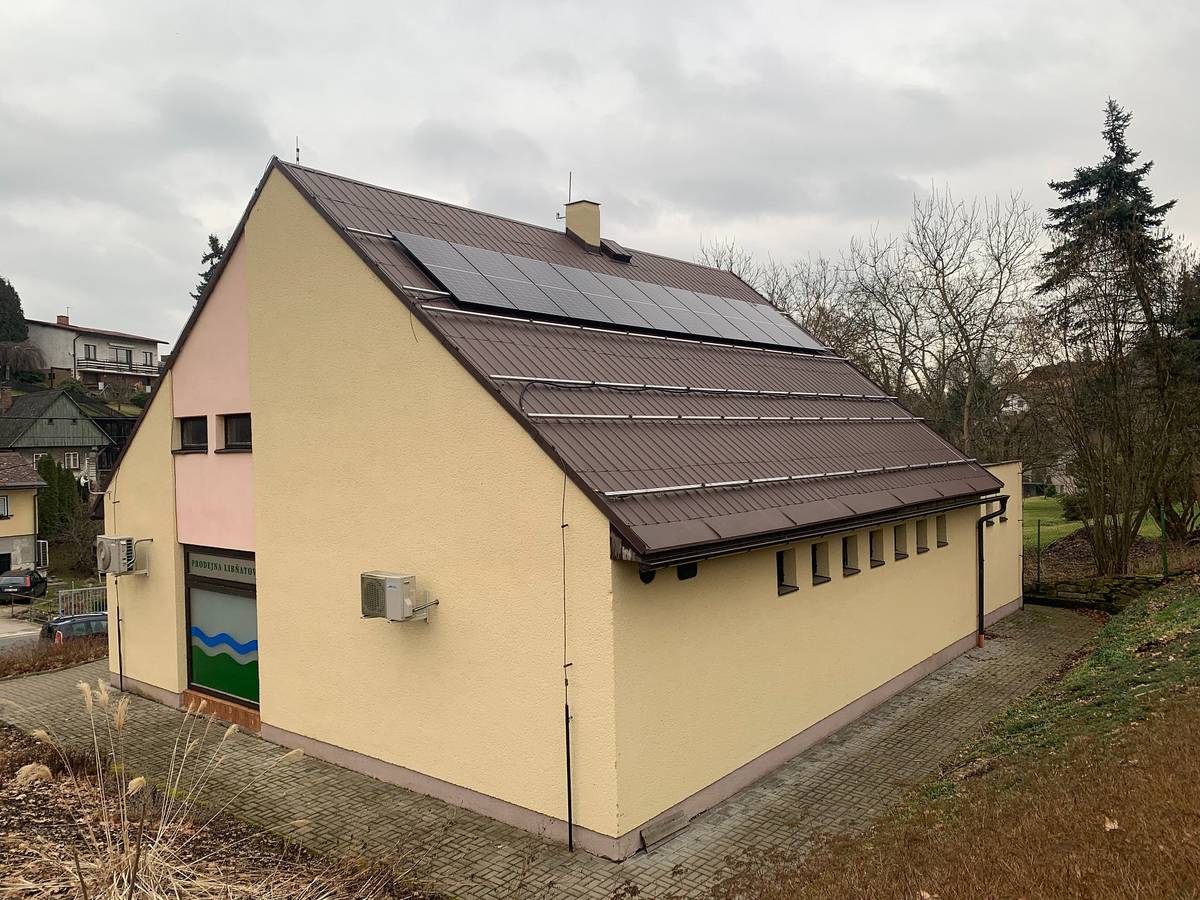Vážení občané, milí přátelé 😊
v sobotu odstartovala stavba fotovoltaické elektrárny na budově prodejny 👏
Panely postupně budou přibývat také na mateřské škole a na obecním úřadě. Veřejnou zakázku za téměř 2 miliony korun realizuje firma ELMOS Trutnov. 
Hlavním cílem je dlouhodobá úspora elektrické energie a prohloubení vztahu obce k životnímu prostředí 😊
Přeji vám hezké dny,
Jarda Pich, starosta