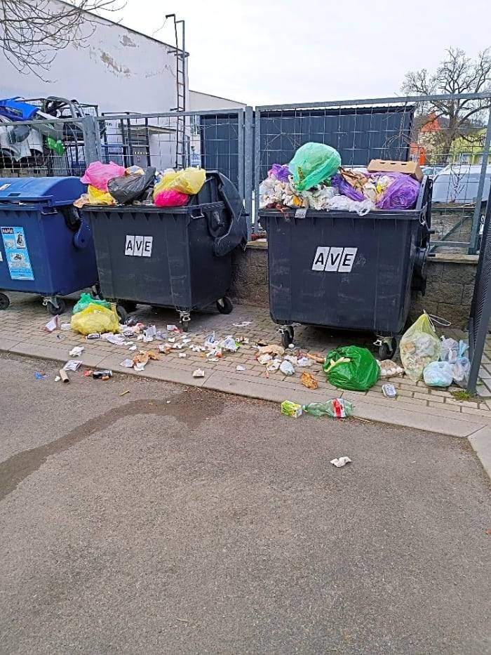 Můžeme společně takový nešvar napravit - pokud zahlédnete takové asociální chování, kontaktujte neprodleně MP.