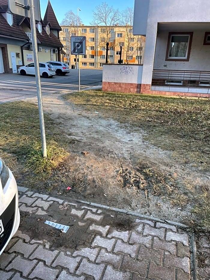 Dobrý deň, chodník za bytovým domom 4617 slúži na obslužnosť parkoviska a dá sa z neho prejsť bez prekážok na druhú stranu. Mesto Topoľčany nebude legalizovať takto vytvárané chodníky z dôvodu nedostatku finančných prostriedkov. Vybudovanie chodníka by sa muselo riešiť stavebným konaním.