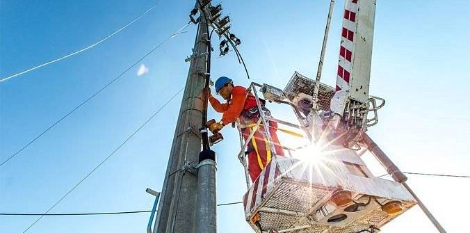 Západoslovenská distribučná, a.s. oznamuje obyvateľom našej obce, že z dôvodu vykonávania plánovanej práce na zariadeniach distribučnej sústavy alebo v ich ochrannom pásme, bude dňa 10.05.2024 (v piatok) od 8.00 hod. do 15.00 hod. prerušenie distribúcie elektriny nasledovné ulice: 
LOKA BODOR č.171/26,208,209,210,212,213,215,216,217,249,251,253,255,256,260,264,266,270,272, 275,276,9000
Za vzniknuté nepríjemnosti súvisiace s obmedzením sa Vám ospravedlňujeme a ďakujeme za pochopenie.
 
A Nyugat-szlovákiai Áramszolgáltató r.t. értesíti falunk lakosságát, hogy 2024. május 10-én (pénteken) a hálózat karbantartási munkák miatt a villamos energia szolgáltatás szünetelni fog reggel 8.00-tól 15.00-ig falunk Bodor elnevezésű részében a következő házszámoknál:
171/26,208,209,210,212,213,215,216,217,249,251,253,255,256,260,264,266,270,272,   275, 276,9000
Az áramszolgáltatás szünetelésével kapcsolatos kellemetlenségek végett elnézésüket kérjük, és megértésüket pedig köszönjük