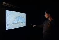 Interaktivní obrazovka zase popisuje vznik krápníků z oxidu uhličitého, vody a uhličitanu vápenatého.