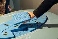 "Chtěli jsme, aby objevovaly. Takže jednak tady mohou zjistit něco o zkamenělinách - určit rozdíl mezi otiskem a odlitkem, a zároveň pochopit i to, jak v období moří klesal materiál na dno, sedimentoval a díky tomu tady máme vápence, které jsou vlastně zbytky živočichů a rostlin z období Devonu," vysvětluje Jungmannová.