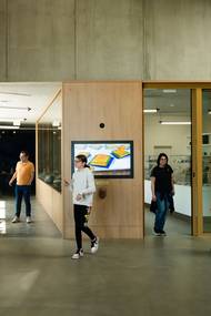 Vstup do samotné expozice je hned vedle obchodu se suvenýry.