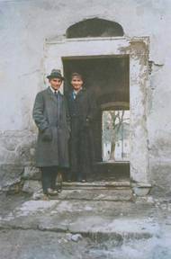 Franz Kafka s nejmenovanou ženou. Nedatováno. Kolorovaný snímek.