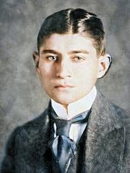 Kafka v roce 1910, kolorovaná fotografie.