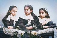 Kafkovy sestry: Valli, Elli a Ottla. Nedatováno. Kolorovaný snímek.