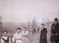 V roce 1917 se Franz Kafka dozvěděl, že má tuberkulózu. Namísto toho, aby se jel léčit, zamířil do Siřemi na Žatecku, kde bydlela jeho sestra Ottla, která se starala o rodinné hospodářství. Autorům projektu se podařilo identifikovat místa, kde Kafka a jeho sestra pobývali a kam chodil na procházky v okolí Siřemi. Franz Kafka se v dopisech a v denících zmiňuje například o statku, který je přímo naproti domu, kde bydlí. Kafka byl velmi citlivý na hluk, a proto ho dost rušilo, že u sousedů kdosi cvičí na klavír, a vadil mu i blízký holubník.