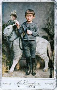 Franz Kafka ve věku pěti let. Kolorovaný snímek.