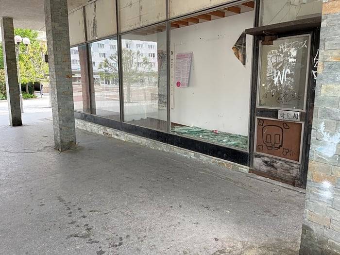 Dobrý den, děkujeme za podnět, uklizeno.