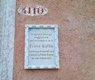 Pamětní deska v Benátkách upomínající na zdejší pobyt Franze Kafky.