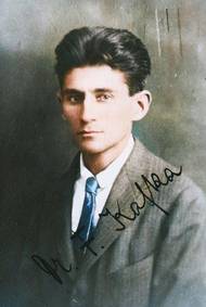 Franz Kafka na nedatované fotografii z cestovního pasu. Kolorovaný snímek.
