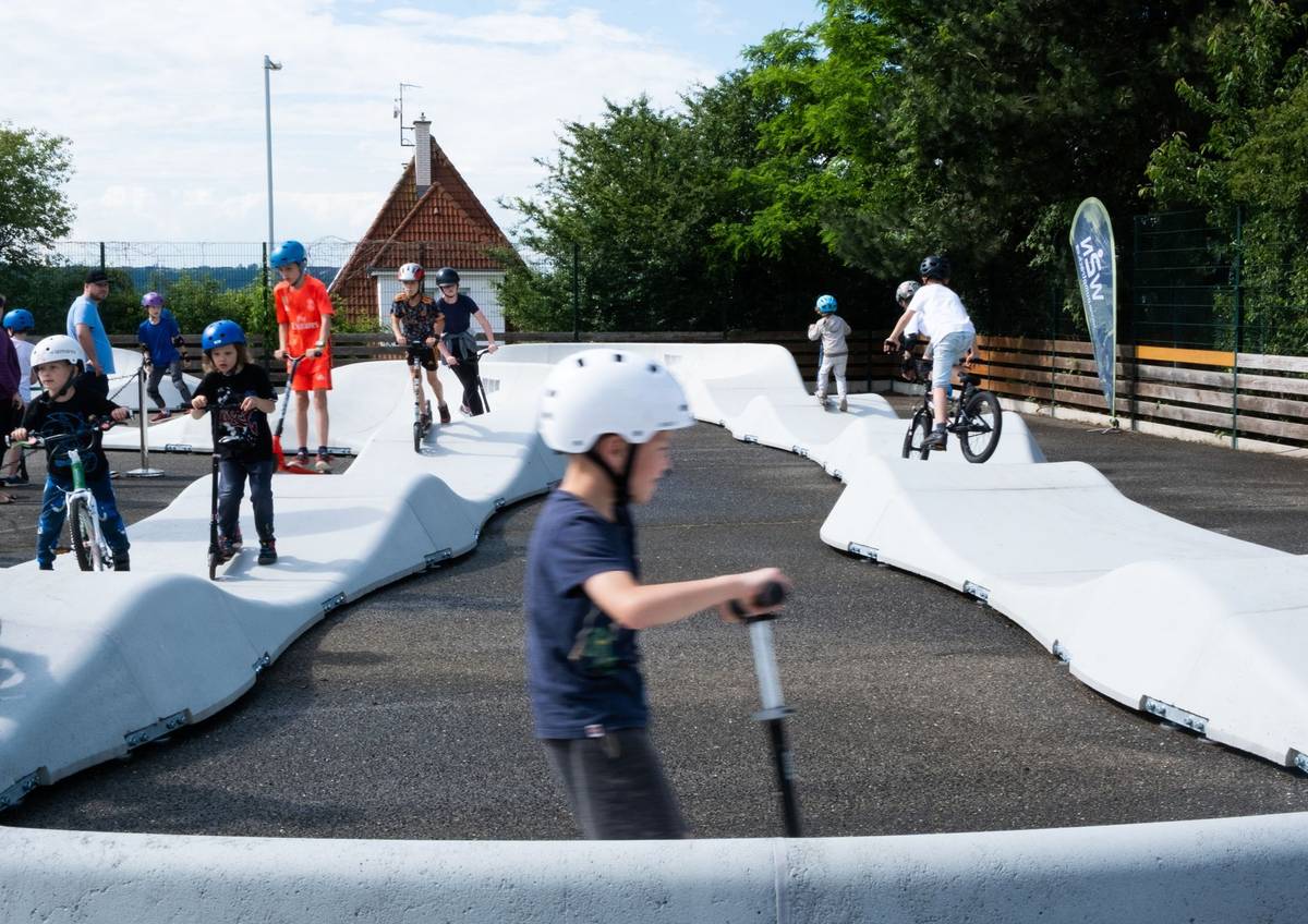 Spousta koleček a jedno dlouhé betonové moře. Na dětském hřišti v pražských Modřanech, kde radnice otevřela nový pumptrack, je teď víc dětí než v aquaparku.