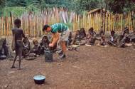 Leopold Pospíšil kupuje jídlo pro své chlapce. Ženy sedí na zemi se svými produkty. 1954.