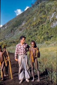 Antropolog Leopold Pospíšil společně s kouzelníkem Kaadotajbiiem, 1954.