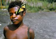 Pospíšilův adoptivní syn Marius s jehlicí a motýlem ve vlasech, 1954.