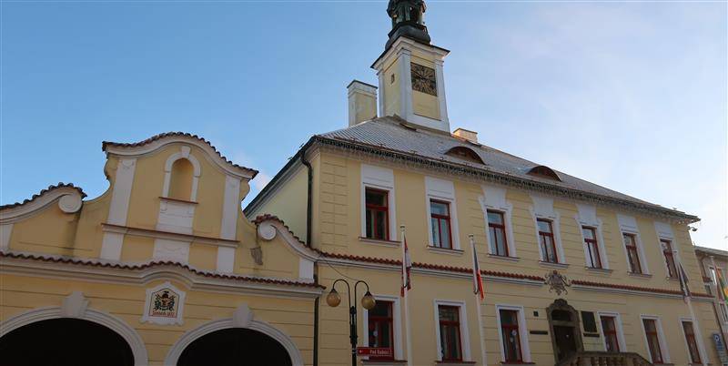 Z důvodu nutnosti vyřizování velkého objemu žádostí podaných před 1. červencem v souvislosti s účinností nového stavebního zákona budou úřední hodiny stavebního úřadu v budově radnice omezeny pouze na pondělí a středu v čase 8:00 – 11:00 a 12:00 – 17:00. V ostatní dny bude stavební úřad pro veřejnost až do odvolání uzavřen.