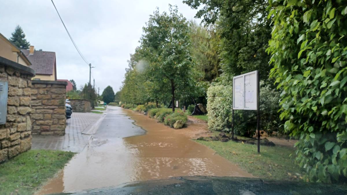 Poděkování,
vážení spoluobčané máme za sebou několik náročných dnů, které nám připravilo počasí. Naštěstí se nám nejhorší předpovědi vyhnuly.
Přesto chci pooděkovat starostovi Janu Radovi a jeho nezdolnému týmu za jeho stálý a vyčerpávající monitoring situace, přípravu písku, pytlů,čištění kanálů a koryta řeky. Díky tomuto úsilí zůstala řeka Loučná v korytě a nenapáchala větší škody.
František Jiskra