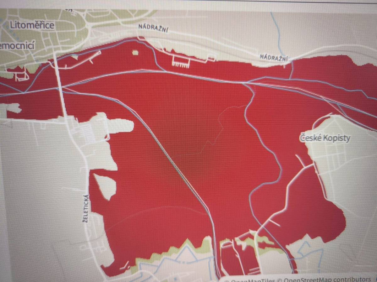 Vážení přátelé, máme tady aktualizovanou zprávu z dnešního večera (14.9. v 18 hod):

Předpoklad:
Mělník: průtok cca 2140 m3/s, 700 cm v Labi. Tohoto stavu by mělo být dosaženo v úterý 17.9. v 6 hod. 
Ústí nad Labem: průtok  2150 m3/s, 800 cm. Tohoto stavu dosáhne Labe 17.9. dopoledne.

 Voda u nás tedy bude o cca 150 cm  výše, než v zimě 2023.  Tj k povodní v roce 2006 je stav o 80 cm menší . Ale jde opět pouze o výhled.

Snímek ukazuje předpokládaný rozliv v okolí při Q5.
Na neděli tedy svolám pravděpodobně povodňovou komisi.
Dále prosím všechny občany, aby nikdo nechodil do prostor lesů a parků. Z důvodu vytrvalých dešťů a nárazového větru hrozí pády stromů.

René Tomášek, Starosta