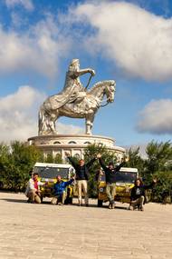 Nad našimi hlavami září největší kůň na světě. Obrovská 40metrová socha Čingischána, největší jezdecká socha na světě.