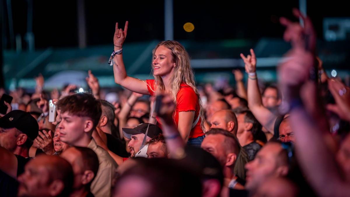 Skvělá atmosféra, špičková hudební vystoupení, rozmanitý doprovodný program. To byly Havířovské slavnosti 2024, dvoudenní hudební svátek, který proběhl 6. a 7. září v Havířově. Ty letošní slavily mimořádný úspěch, kdy je během dvou dnů navštívilo 45 tisíc lidí, což je historicky nejvíc za celou dobu trvání slavností. Milovníci dobré muziky a zábavy se do Havířova sjeli nejen z celé České republiky, ale také z Polska či Slovenska. Jednoznačně největší pozornost přitáhl kanadský kytarista a zpěvák Bryan Adams.
V pátek prostory u haly Slávie rozezněly písně kapel Traktor, Fun Factory, Avantasia či Dymytry. V sobotu si mnoha tisícihlavé publikum užívalo Adama Ďuricu, Ewu Farnou, 4 Tenory, Vojtěcha Dyka a po deváté večerní předvedl mimořádnou show kanadský zpěvák a kytarista Bryan Adamse, který svou přítomností beznadějně vyprodal kapacitu sobotního dne Havířovských slavností.
Mnoho malých i velkých návštěvníků si nenechalo ujít bohatý a pestrý doprovodný program: Arakovo – svět nádherných exotických papoušků, Hopsalínův podmořský svět, mobilní planetárium, nejdelší nafukovací překážkovou dráhu v ČR, taneční show nebo vědomostní soutěž. Sobotním programem provázel Marek Vašut a přes padesát stánků nabízelo rozmanitý sortiment nápojů a pokrmů.
„Mám takový pocit, že letošní Havířovské slavnosti byly opravdu mimořádné. Atmosféra nebyla jen skvělá, ale přímo strhující! Nejspíš za to mohla i velká hudební hvězda, která byla ohlášena jen pár dní před začátkem slavností. Bryana Adamse si totiž nikdo nechtěl nechat ujít, a to je dobře, protože byl úžasný. Kdo dorazil, nelitoval. Za tento mimořádný úspěch letošních Havířovských slavností vděčíme hlavně zaměstnancům a vedení Městského kulturního střediska v Havířově. Moc vám všem děkuji, odvedli jste perfektní práci, už teď se těším na Havířovské slavnosti 2025,“ uzavřel Havířovské slavnosti 2024 primátor Havířova Josef Bělica.
https://www.havirov-city.cz/aktuality/havirovske-slavnosti-2024-hlasi-navstevnicky-rekord-nenechalo-si-je-ujit-45-tisic-lidi