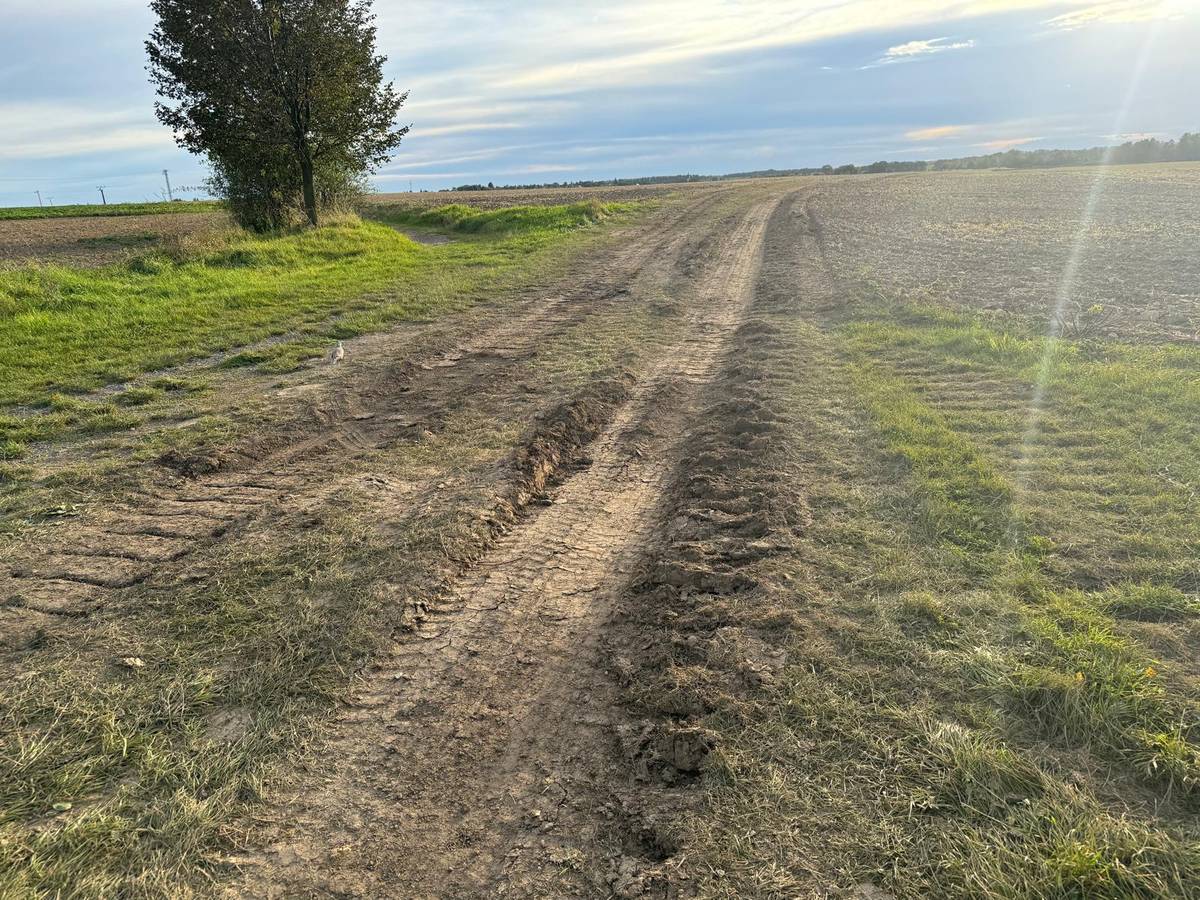 Dne 23.9. zahájila stavební firma APB - Plzeň a.s. bez předešlého schválení/ projednání obce Běloky transport 25 000m3 (2500 nákladních automobilů) vytěženého materiálu přes cyklostesku a polní cestu v majetku obce. Obecní úřad okamžitě reagoval skrze datovou schránku adresovanou stavební firmě zákazem do doby než bude vše řádně projednáno, bohužel bez výsledku. Dle jejich slov bylo vše projednáno se starostou obce Středokluky a to je pro ně dostatečné. Dnešním dnem byla na místo přivolána PČR, která vše zdokumentovala a kontaktovala úředníka z odboru dopravy a služeb města Kladna.
 


O dalším postupu Vás budeme informovat.


Fotky z místa v příloze příspěvku
 


Petr
Starosta