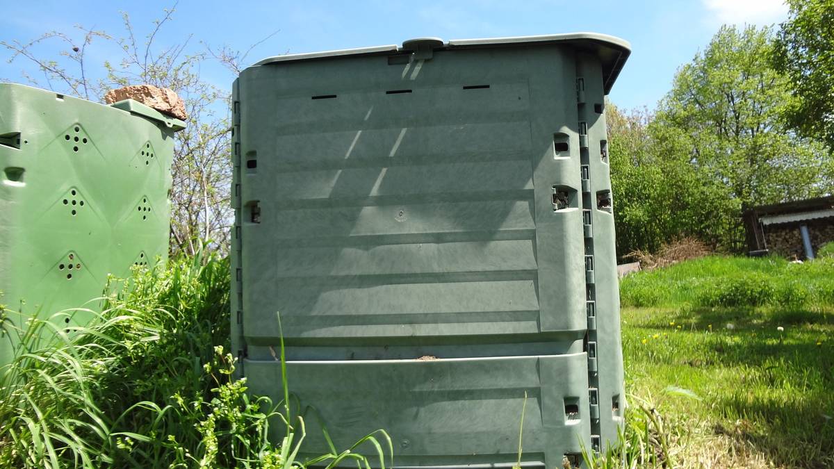 Pro 85 občanů, kteří projevili zájem o kompostéry sděluji dvě zprávy. Jedna je špatná a druhá dobrá. Ta špatná:  naše žádost o dotaci nebyla schválena z důvodu většího zájmu, než na který stačily alokované peníze. Navrhl jsem zastupitelstvu, aby schválilo nákup kompostérů z rozpočtu obce. To někteří členové zastupitelstva odmítli a doporučili požádat o další dotaci. Dobrou zprávou je, že obec určitě znovu požádá o dotaci. Výzva bude vyhlášena v listopadu. Seznam zájemců je stále platný a pokud prokážete trpělivost možná budeme mít příští rok štěstí.
                                                                                  Administrátor žádostí Josef Harva