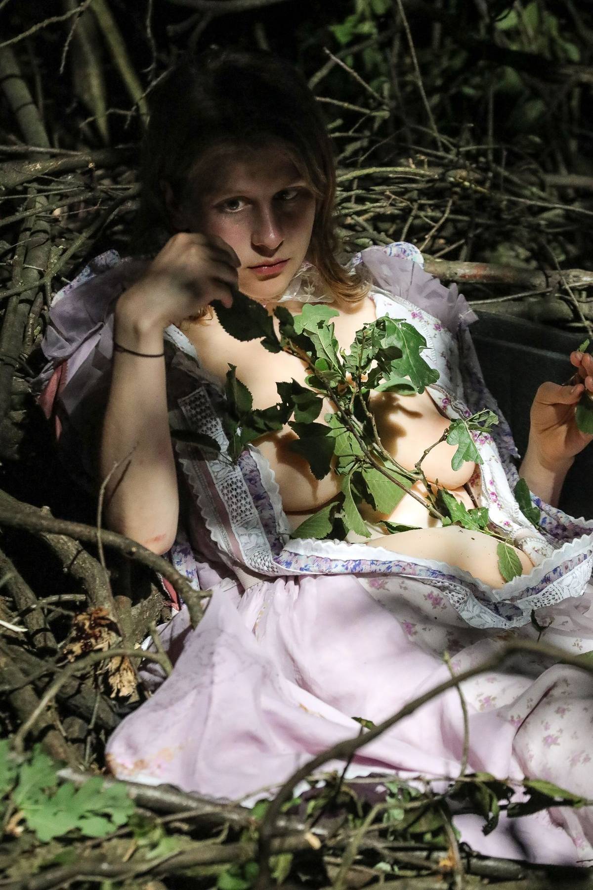 Herci střídají různé kostýmy, nezdráhají se ani nahoty.