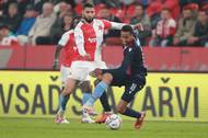 Aiham Ousou a Edison Mosquera v zápase 13. kola F:L Slavia - Plzeň