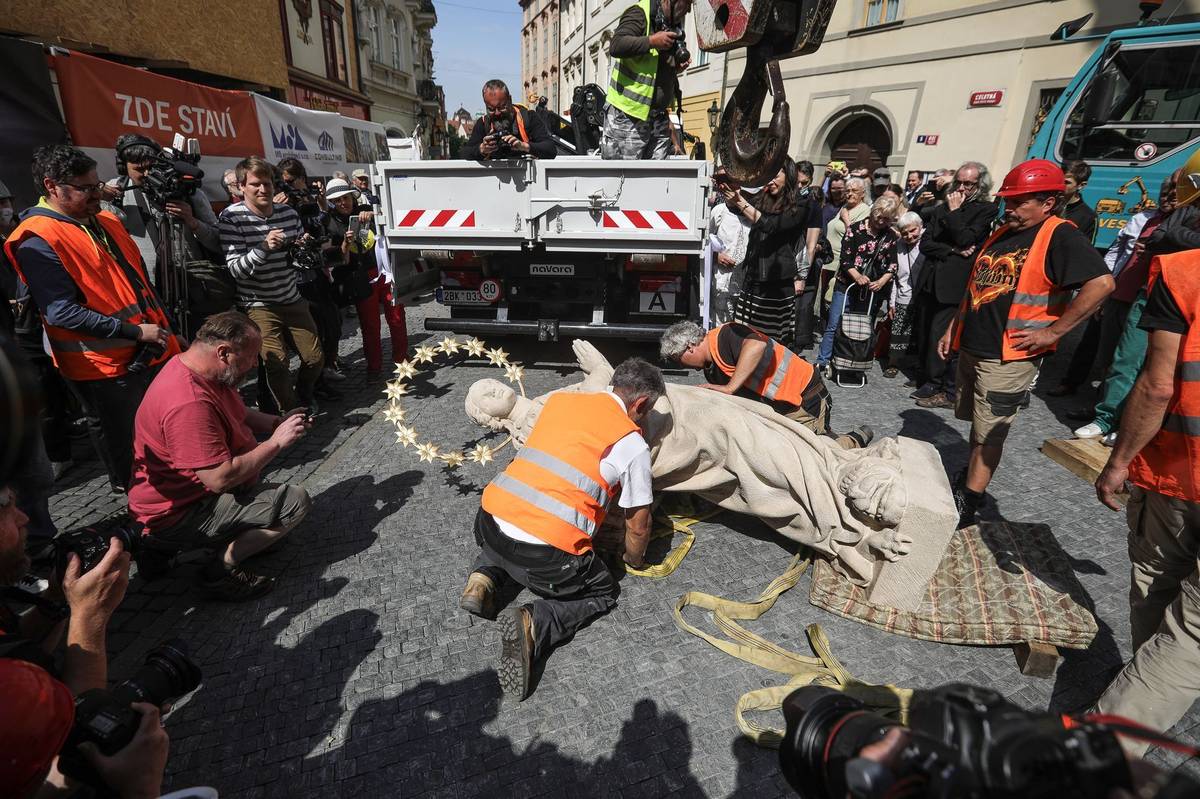 To už ji obklopoval dav lidí.