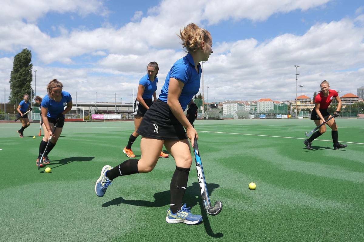 Zvláštně zahnutá hokejka s půlkulatou holí a tvrdý žlutý balónek. Pozemní hokej se v České republice netěší zrovna velké popularitě, přestože ve světě je na špici zájmu.