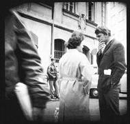 Akce SLEPICE II. (původně ARIEL). Sledovaná osoba Božena Lisová. V letech 1971 - 1976 a 1980 - 1989 rozpracovaná Správou Státní bezpečnosti Praha a Správou kontrarozvědky pro boj proti vnitřnímu nepříteli (X. správa SNB). Na snímku Božena Lisová se spisovatelem Milanem Kunderou 27.8.1969. Praha na rohu ulic Bartolomějská a Na Perštýně.