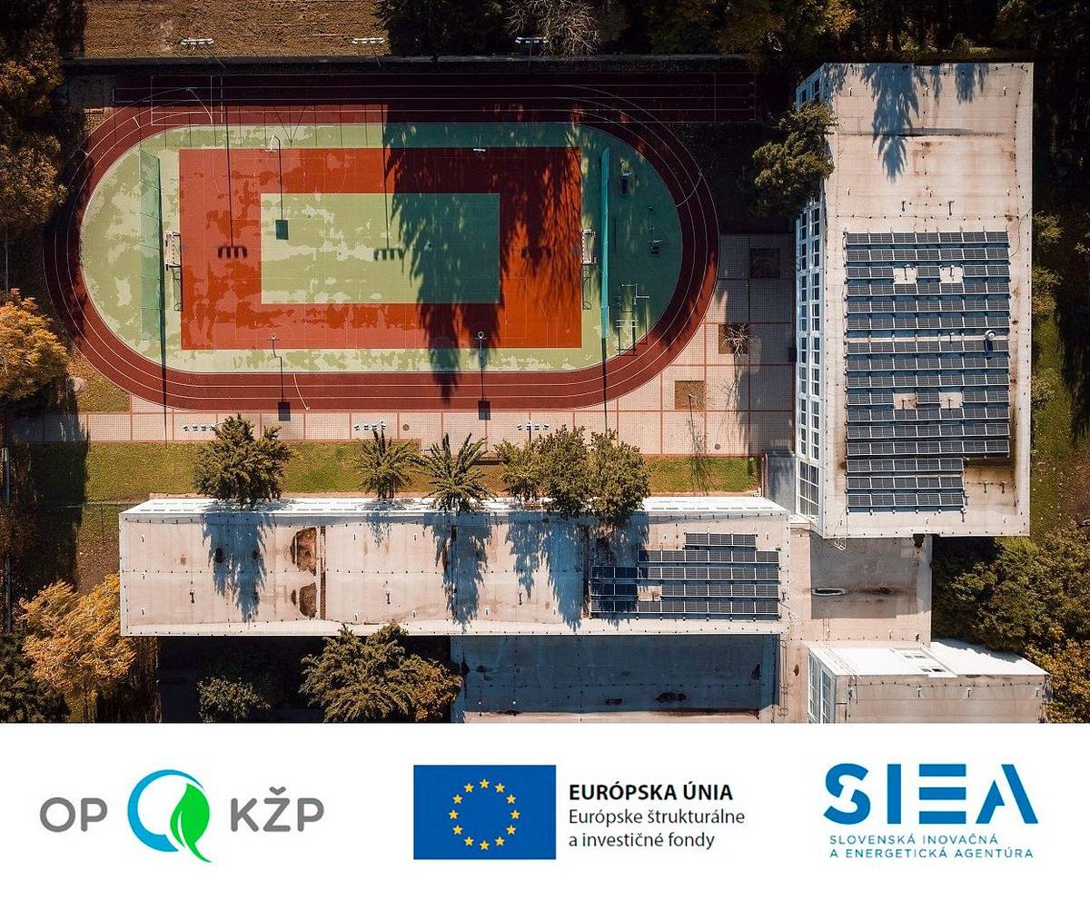 Trnava patrí na Slovensku k lídrom v oblasti energetickej udržateľnosti so snahou využiť prechod k bezemisným riešeniam a prispieť tak k spoločnému cieľu Parížskej dohody o zmene klímy. Deväť základných škôl s materskými školami v zriaďovateľskej pôsobnosti mesta výrazným spôsobom znížilo náklady na elektrickú energiu vďaka inovatívnemu nasadeniu fotovoltických zariadení na ich strechy. Tento krok predstavuje dôležitý míľnik, keďže Trnava je prvým mestom na Slovensku, ktoré dosiahlo takýto stupeň energetickej samostatnosti.

Inštalácia fotovoltických zariadení na strechy základných škôl sa začala na jeseň 2022 a do februára 2023 už všetky základné školy vyrábali, resp. premieňali vlastnú energiu. Niektoré z nich dokonca vyprodukovali nadbytok elektriny, ktorá bola odovzdávaná do siete, a prebytky boli použité na zníženie nákladov na Mestskom zimnom štadióne.

Cena fotovoltických zariadení dosiahla sumu 1 176 393,4 eur vrátane DPH s očakávanou návratnosťou investície v rozmedzí troch až štyroch rokov v závislosti od trhových cien. Výsledky už po pol roku ukázali, že fotovoltika je efektívnou cestou – s priemernou predpokladanou úsporou elektrickej energie na jednu školu dosahujúcou 67 percent.

Okrem základných škôl sa fotovoltické zariadenia nachádzajú aj na ďalších objektoch mesta, ako sú Stredisko sociálnej starostlivosti, materské školy, Mestská poliklinika či Zariadenie pre seniorov.

Prednostka mestského úradu Katarína Koncošová vyjadrila zámer mesta pokračovať v rozširovaní fotovoltických systémov: „Nové programové obdobie sa bude venovať aj energetike, a preto sa dovtedy chceme projektovo pripraviť na veľké množstvo budov vo vlastníctve mesta."

Mesto Trnava v roku 2023 vybudovalo sedem nových fotovoltických zariadení a realizovalo navýšenie výkonu na základnej škole s materskou školou na Ulici Andreja Kubinu. Spolu tak v súčasnosti prevádzkuje sedemnásť fotovoltických zariadení, ktorých predpokladaná výroba je 921,37 MWh ročne. Priemerná spotreba elektrickej energie jedného rodinného domu je 6 MWh, mesto by tak bolo schopné týmto inovatívnym spôsobom energeticky pokryť približne dvesto rodinných domov.

Okrem výrazného zníženia nákladov na elektrinu prispeli fotovoltické zariadenia k udržateľnosti mesta tým, že znížili od spustenia do 22. januára 2024 jeho uhlíkovú stopu o 252,01 ton CO2, čo predstavuje úsporu 345 vysadených stromov. To nespochybniteľne demonštruje, že investície do obnoviteľných zdrojov energie neprinášajú výhody len finančné, ale aj environmentálne.

Aj napriek úspechu mesta v dosiahnutí energetickej samostatnosti prednostka MsÚ zdôrazňuje potrebu podpory zo strany štátu: „Od nášho členstva v pracovnej skupine Únie miest Slovenska očakávame nielen koordinovaný postup, výmenu skúseností a zdieľanie opatrení, ale aj asistenciu štátu pri povolení zdroja na výrobu elektriny a jeho následné pripojenie do distribučných sietí.“

Trnava preukazuje, že vývoj a inovácie v oblasti obnoviteľných zdrojov energie môžu mať výrazný a pozitívny vplyv na udržateľnosť a energetickú efektívnosť mesta. Mesto sa stáva príkladom pre ďalšie obce a mestá ukazujúc, že cesta k udržateľnej budúcnosti sa môže začať už na strechách základných škôl.

Na tento projekt mesto získalo nenávratný finančný príspevok z Európskych štrukturálnych a investičných fondov, Európsky fond regionálneho rozvoja, prostredníctvom Slovenskej inovačnej a energetickej agentúry v rámci Operačného programu Kvalita životného prostredia.