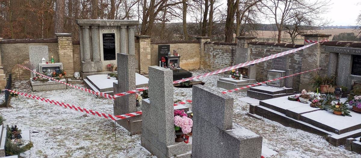 Vážení občané, aktuálně se řeší propad půdy na hřbitově. Prosíme vás, zdržte se návštěvy hřbitova v daném místě a okolí. O další situaci vás budeme informovat. Děkujeme za pochopení.